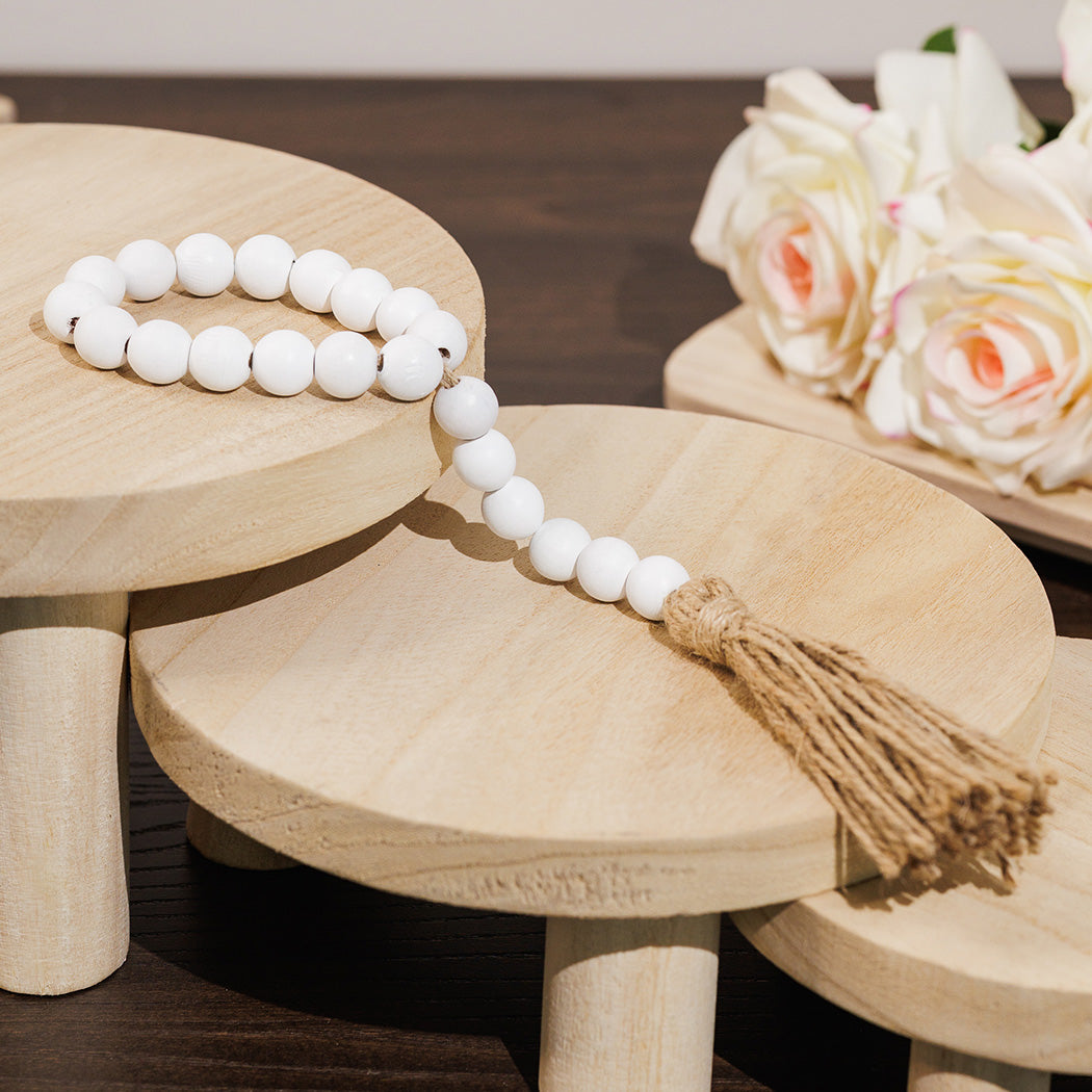 KOART| Sira μικρό διακοσμητικό αντικείμενο με ξύλινες χάντρες τύπου κομπολόι σε λευκό χρώμα εκ